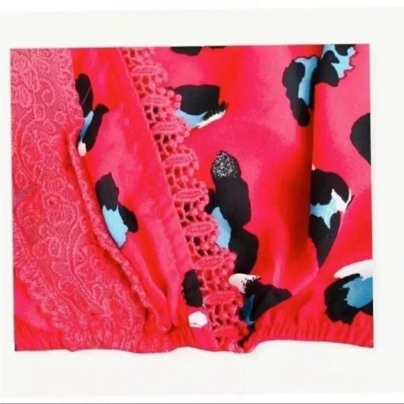 FRANCESCA’S  LACE TRIM  LEOPARD FAUX WRAP TOP SZ L - Picture 8 of 9